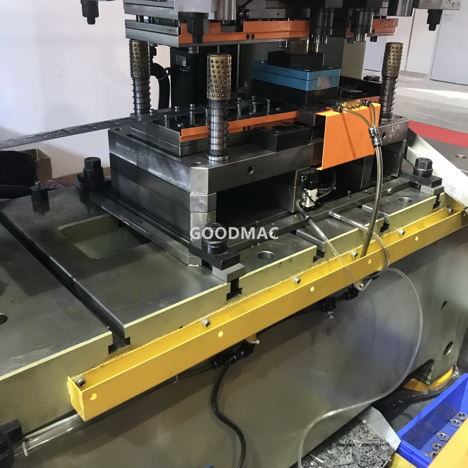 Automatic die-in tapping machine ( for stamping mold and press machine)